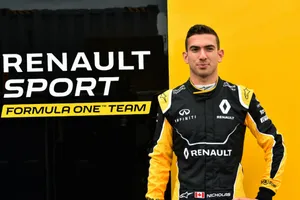 Nicholas Latifi se sube al Renault R.S.17 en los test de Pirelli