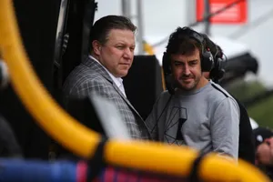 Zak Brown, desesperado por conseguir retener a Alonso