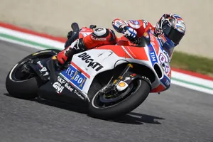 Andrea Dovizioso gana en Mugello para delirio de los fans de Ducati