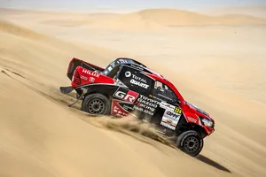 Los Toyota Hilux 4x4 oficiales no disputan el Silk Way Rally