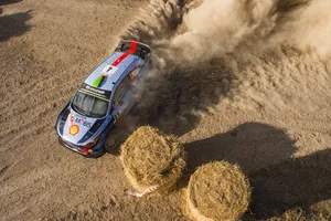 Hayden Paddon lidera en Italia, Hänninen se equivoca