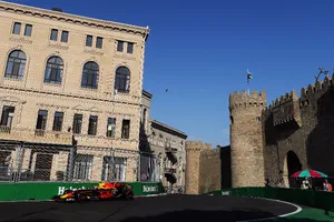 Verstappen completa su viernes perfecto en Baku