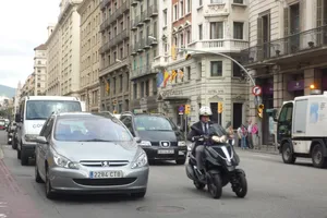 Barcelona vetará a los vehículos con más de 20 años si hay alta contaminación
