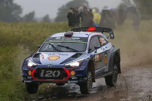 Thierry Neuville manda en el Rally de Polonia, Ogier cede