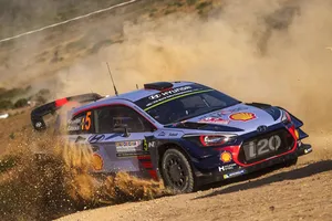 Thierry Neuville lidera en Italia tras el Ittiri Arena Show