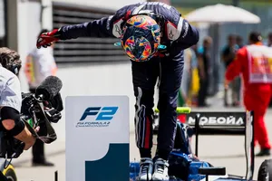 Artem Markelov domina la carrera sprint; descalabro de Leclerc