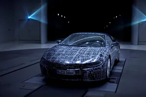 Primer adelanto del BMW i8 Roadster 2018 antes de su puesta de largo