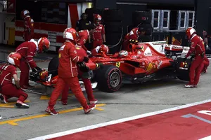 Un doble fallo de neumáticos arruina la carrera de Ferrari