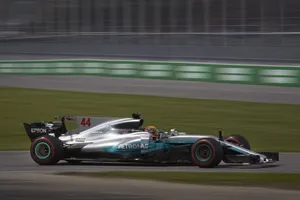 Hamilton, al frente; Vettel, al acecho