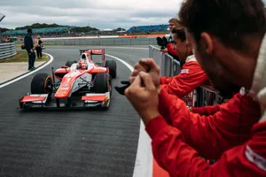 Ni los frenos, ni el motor ni el retrovisor frenan a Charles Leclerc