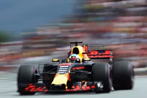 Ricciardo aventaja a un Verstappen muy fallón en Q3