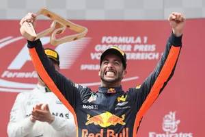 La vida sigue igual en Red Bull: podio de Ricciardo y abandono de Verstappen