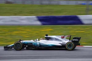 Sanción de cinco posiciones para Hamilton por sustituir la caja de cambios