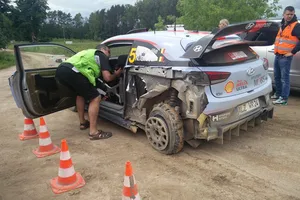 Thierry Neuville sigue de líder en Polonia aún pinchando