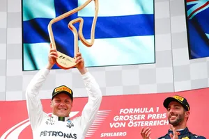 Victoria sin apuros para Bottas, fin de semana para olvidar de Hamilton