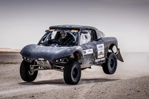 Mini trabaja en un buggy de cara al Dakar 2018