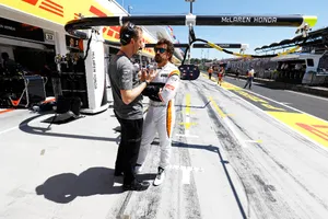 Neale reconoce que es prioritario para McLaren retener a Alonso