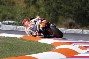 Marc Márquez pinta la cara a sus rivales para ganar en Brno