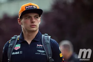 Verstappen: "Estoy compitiendo con Alonso por ver quién se retira más veces"