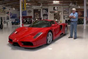 Jay Leno prueba el Ferrari Enzo con percance incluido