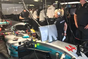 Hamilton lidera la incómoda FP1 de Monza