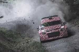 Stéphane Lefebvre prueba el Citroën C3 R5 sobre tierra