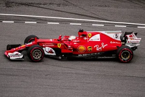 Vettel reina en seco, pero desconfía de Red Bull y Mercedes