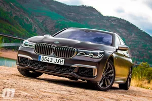 ¿Cuánto consume un BMW M760Li xDrive en carretera?