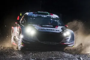 Elfyn Evans supera la caótica noche del Rally de Gales