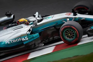 Hamilton enfila el título tras el KO de Vettel