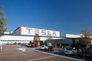 Magna podría fabricar modelos Tesla en Europa
