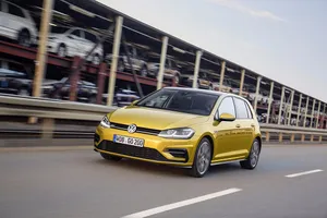 Holanda - Septiembre 2017: El Volkswagen Golf echa a un lado a los utilitarios