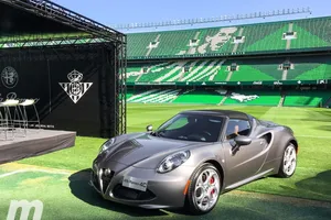 Alfa Romeo entrega las llaves de sus vehículos a los jugadores del Betis