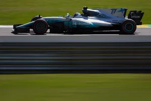 Tercera pole del año para Bottas, con Hamilton estrellado