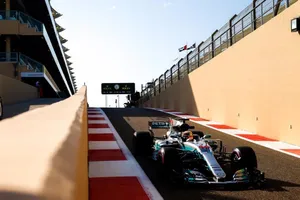 Hamilton arrasa en los últimos libres de 2017