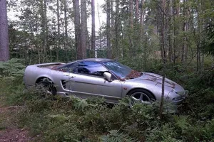 Rescatan un Honda NSX abandonado en un bosque de Rusia