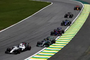 Hamilton: "Necesitamos 1,5 segundos para poder adelantar con estos coches"