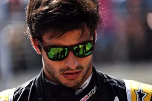 Sainz: "Me quedé por fuera en la curva 2 y me echaron, es lo que hay"