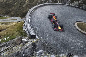 Buemi se atreve con el Tremolastrasse... ¡en un Fórmula 1!