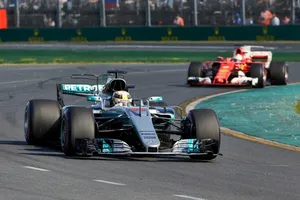 Hamilton augura un Vettel más fuerte: "Aprenderá de las experiencias"