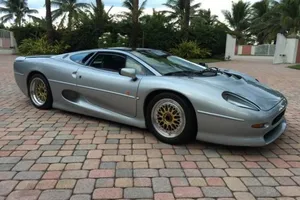 Aparece un ejemplar único del Jaguar XJ220-N a estrenar