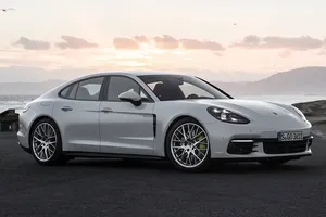 El nuevo Porsche Panamera E-Hybrid es un éxito entre los conductores europeos