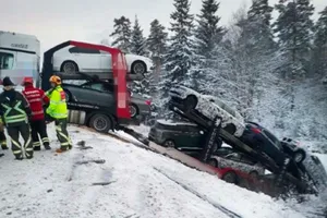 Un camión cargado de prototipos BMW se sale de la carretera en Suecia