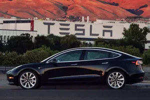 La CNBC acusa a Tesla de fabricar las baterías de manera insegura