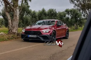 El nuevo Mercedes-AMG GT4 más destapado que nunca en unas nuevas fotos espía