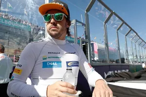 Alonso: "En el ecuador de 2018 estaremos con Mercedes, Red Bull y Ferrari"