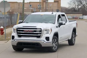 Cazamos las versiones All-Terrain y SLE del nuevo GMC Sierra 