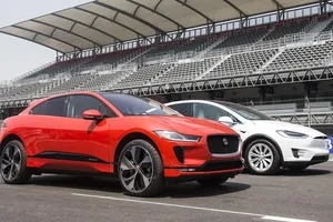 Jaguar dice que su I-Pace se merienda al Tesla Model X