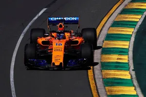 Alonso arranca la temporada 2018 con problemas y Hamilton, mandando