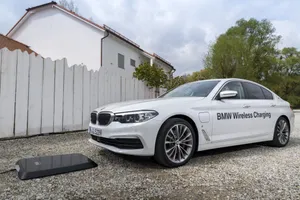 BMW comienza la producción del dispositivo de carga inalámbrica para el 530e iPerfomance